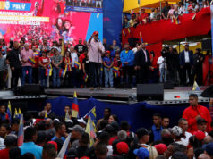 Video: ‚Otroci, nikdy!‘ Venezuelský prezident Maduro sa zhromaždil uprostred napätia v USA | Protesty Video: 'Otroci, nikdy!' Venezuelský prezident Maduro sa zhromaždil uprostred napätia v USA | Protesty