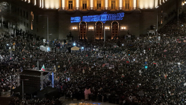 Video: Zrážka demonštrantov s políciou na protivládnom pochode v Bulharsku Video: Zrážka demonštrantov s políciou na protivládnom pochode v Bulharsku | Protesty