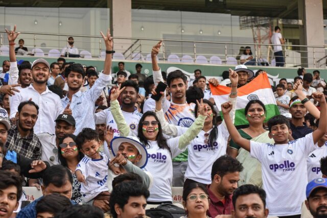 Video ďalšieho fanúšika, ktorý sa pokúša prelomiť bezpečnosť a napadnúť Video ďalšieho fanúšika, ktorý sa pokúša prelomiť bezpečnosť a napadnúť pole počas IND vs SA 2025 1. ODI v Ranchi, sa stalo virálnym (Pozerať)