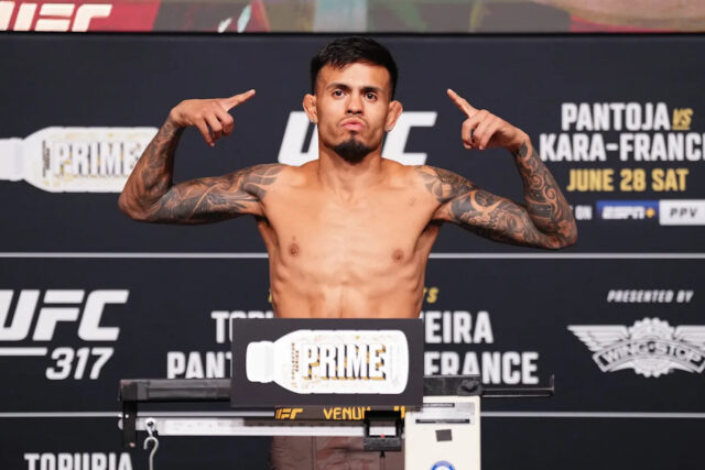 Video o vážení UFC Vegas 112: Royval vs. Kape Download app from appStore