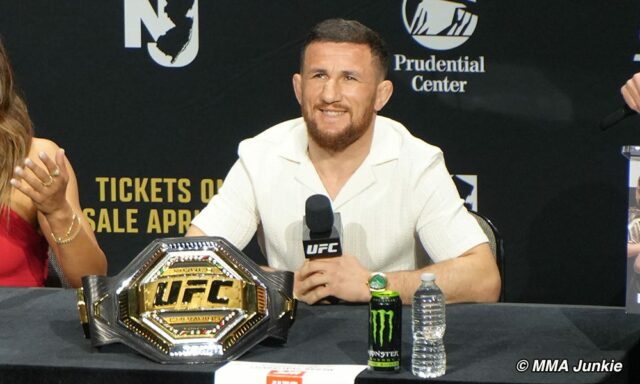 Video: priamy prenos tlačovej konferencie pred zápasom UFC 323 Download app from appStore