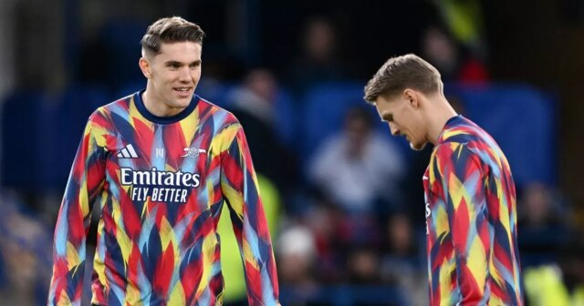 Viktor Gyokeres z Arsenalu sa stretáva so svojím spoluhráčom Martinom Odegaardom počas rozcvičky pred zápasom Premier League medzi Chelsea a Arsenalom.