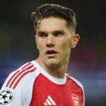 BRUGY, BELGICKO - 10. DECEMBRA: Mikel Arteta, hlavný tréner Arsenalu FC, hovorí počas tlačovej konferencie po zápase fázy MD6 Ligy majstrov UEFA 2025/26 medzi klubmi Brugge KV a Arsenal FC na štadióne Jan Breydelstadion 10. decembra 2025 v belgických Bruggách. (Foto: Catherine Steenkeste/Getty Images)