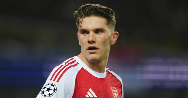 Viktor Gyokeres varoval pred miestom v Arsenale po tom, čo BRUGY, BELGICKO - 10. DECEMBRA: Mikel Arteta, hlavný tréner Arsenalu FC, hovorí počas tlačovej konferencie po zápase fázy MD6 Ligy majstrov UEFA 2025/26 medzi klubmi Brugge KV a Arsenal FC na štadióne Jan Breydelstadion 10. decembra 2025 v belgických Bruggách. (Foto: Catherine Steenkeste/Getty Images)