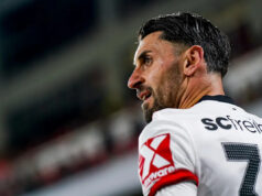 Vincenzo Grifo (32) z Freiburgu vzdáva hold Nilsovi Petersenovi pri príležitosti prekonania klubového bodového rekordu Bundesligy Download app from appStore