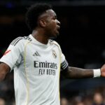 Vinicius Jr. z Realu Madrid a hlavný tréner Realu Madrid Xabi Alonso sa objímajú počas zápasu La Ligy 2025/26 medzi Realom Madrid a Sevillou na štadióne Santiaga Bernabeua v Madride, Španielsko, 20. decembra. (Foto: Guille Martinez/f22photo/NurPhoto cez Getty Images cez Getty Images) (Foto: Guillemo