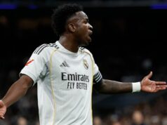 Vinicius Junior posiela záhadnú správu Realu Madrid, keď Xabi Alonso priznáva Vinicius Jr. z Realu Madrid a hlavný tréner Realu Madrid Xabi Alonso sa objímajú počas zápasu La Ligy 2025/26 medzi Realom Madrid a Sevillou na štadióne Santiaga Bernabeua v Madride, Španielsko, 20. decembra. (Foto: Guille Martinez/f22photo/NurPhoto cez Getty Images cez Getty Images) (Foto: Guillemo