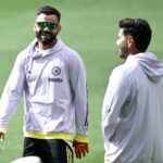 Virat Kohli sa baví s hráčmi z Južnej Afriky v tímovom hoteli pred IND vs SA 2025 3. ODI (sledovať)