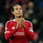 Liverpoolčan Virgil van Dijk tlieska svojim fanúšikom po víťazstve nad Wolves (REUTERS)