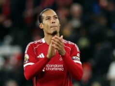 Virgil Van Dijk identifikuje riešenie najväčšej slabiny Liverpoolu: „Je to zabijak“ Liverpoolčan Virgil van Dijk tlieska svojim fanúšikom po víťazstve nad Wolves (REUTERS)