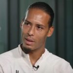 Virgil van Dijk z Liverpoolu reaguje počas zápasu Premier League medzi Liverpoolom a Sunderlandom na Anfielde
