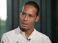 Virgil van Dijk sa brutálne úprimne priznal k otázke Liverpoolu – „Bolí to“ Virgil van Dijk z Liverpoolu reaguje počas zápasu Premier League medzi Liverpoolom a Sunderlandom na Anfielde