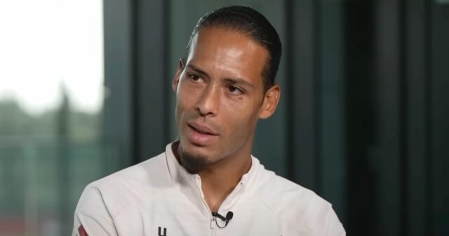 Virgil van Dijk z Liverpoolu reaguje počas zápasu Premier League medzi Liverpoolom a Sunderlandom na Anfielde