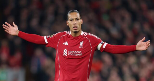 Virgil van Dijk z Liverpoolu reaguje počas zápasu Premier League medzi Liverpoolom a Sunderlandom na Anfielde