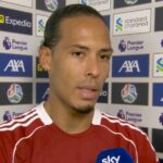 Egyptský útočník Liverpoolu č. 11 Mohamed Salah sa rozcvičuje pred futbalovým zápasom anglickej Premier League medzi Leeds United a Liverpoolom na Elland Road v Leedse v severnom Anglicku 6. decembra 2025. (Foto: Oli SCARFF / AFP cez Getty Images) / POUŽITIE OBMEDZENÉ NA REDAKCIU. Nepoužívať s nepovolenými audio, video, dátami, súpiskami zápasov, klubovými/ligovými logami alebo „živými“ službami. Online použitie v zápase je obmedzené na 120 obrázkov. Ďalších 40 obrázkov môže byť použitých v predĺžení. Žiadna emulácia videa. Používanie sociálnych médií počas zápasu je obmedzené na 120 obrázkov. Ďalších 40 obrázkov môže byť použitých v predĺžení. Nepoužíva sa v stávkových publikáciách, hrách alebo publikáciách pre jednotlivé kluby/ligy/hráčov. /