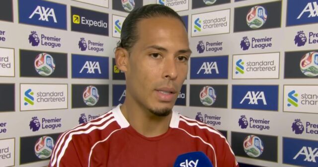 Virgil van Dijk už reagoval na bombu Mo Salaha odkazom Egyptský útočník Liverpoolu č. 11 Mohamed Salah sa rozcvičuje pred futbalovým zápasom anglickej Premier League medzi Leeds United a Liverpoolom na Elland Road v Leedse v severnom Anglicku 6. decembra 2025. (Foto: Oli SCARFF / AFP cez Getty Images) / POUŽITIE OBMEDZENÉ NA REDAKCIU. Nepoužívať s nepovolenými audio, video, dátami, súpiskami zápasov, klubovými/ligovými logami alebo „živými“ službami. Online použitie v zápase je obmedzené na 120 obrázkov. Ďalších 40 obrázkov môže byť použitých v predĺžení. Žiadna emulácia videa. Používanie sociálnych médií počas zápasu je obmedzené na 120 obrázkov. Ďalších 40 obrázkov môže byť použitých v predĺžení. Nepoužíva sa v stávkových publikáciách, hrách alebo publikáciách pre jednotlivé kluby/ligy/hráčov. /