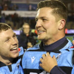 Callum Sheedy kope penaltu, ktorá vyhrala zápas proti Ulsteru