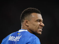 Víťazi a porazení svetového pohára: USMNT získava podporu a Španielsko oslavuje, zatiaľ čo Francúzsko sa potí v Skupine smrti PIRAEUS, GRÉCKO – 26. NOVEMBRA: Kylian Mbappe z Realu Madrid oslavuje strelenie štvrtého gólu jeho a jeho spoluhráčov počas zápasu fázy MD5 Ligy majstrov UEFA 2025/26 medzi Olympiacos FC a Real Madrid CF na štadióne Georgios Karaiskakis 26. novembra 2025 v Pireus, Grécko. (Foto: Alex Pantling – UEFA/UEFA cez Getty Images)