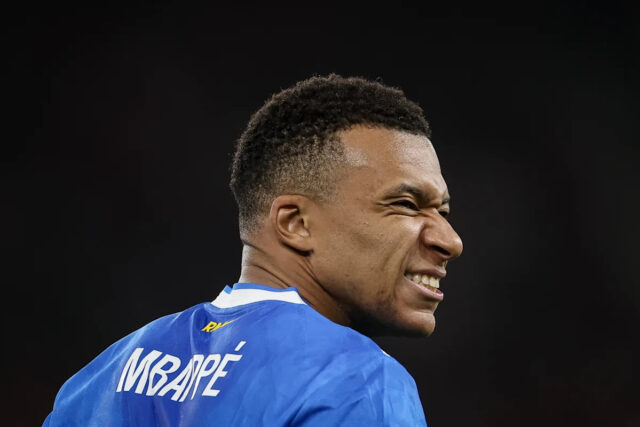 PIRAEUS, GRÉCKO – 26. NOVEMBRA: Kylian Mbappe z Realu Madrid oslavuje strelenie štvrtého gólu jeho a jeho spoluhráčov počas zápasu fázy MD5 Ligy majstrov UEFA 2025/26 medzi Olympiacos FC a Real Madrid CF na štadióne Georgios Karaiskakis 26. novembra 2025 v Pireus, Grécko. (Foto: Alex Pantling – UEFA/UEFA cez Getty Images)