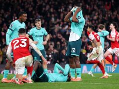 Vlastné góly „bizarných“ Wolves nedokážu skryť hnev Mikela Artetu na „strašné zvyky“ Arsenalu Sakaove dva krížiky viedli k vlastným gólom Wolves (AFP/Getty)