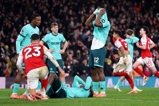 Vlastné góly „bizarných“ Wolves nedokážu skryť hnev Mikela Artetu na Sakaove dva krížiky viedli k vlastným gólom Wolves (AFP/Getty)