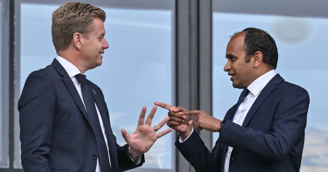 Športový riaditeľ Johan Lange a Vinai Venkatesham, výkonný riaditeľ Tottenhamu, zohrávajú svoju úlohu pri pretváraní klubu.