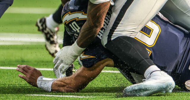 Vnútri bolesti a zmien tváre Justina Herberta hrajúce sa s Vnútri bolesti a zmien tváre Justina Herberta hrajúce sa s obsadením