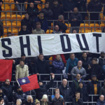 Prázdne miesta viditeľné za tímom Wolves sa hrnú