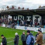 Futbaloví fanúšikovia sledujú zápas Národnej ligy proti Chesterfieldu na ihrisku York Road v Maidenhead United
