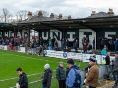 Vnútri najstaršieho futbalového štadióna na svete, ktorý bude po viac ako 150 rokoch opustený Futbaloví fanúšikovia sledujú zápas Národnej ligy proti Chesterfieldu na ihrisku York Road v Maidenhead United