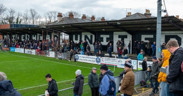 Futbaloví fanúšikovia sledujú zápas Národnej ligy proti Chesterfieldu na ihrisku York Road v Maidenhead United