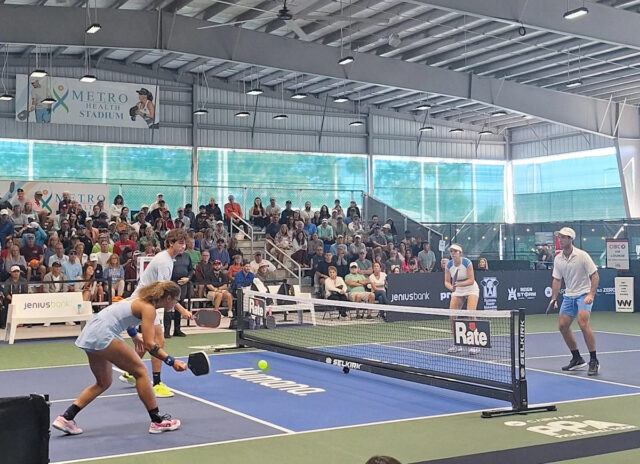 Bratsko-sesterský tím JW a Jorja Johnson (vpravo) sa sobotňajším víťazstvom nad Gabrielom Tardiom a Jessie Irvineovou dostal do finále zmiešanej štvorhry.