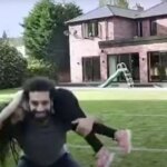 Mohamed Salah z Liverpoolu si po zápase Premier League medzi Liverpoolom a Brighton & Hove Albion na Anfielde 13. decembra 2025 potľapká odznak Liverpoolu po drese.