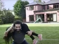 Vo vnútri úžasného domova Mohameda Salaha, ktorý pomohol presvedčiť legendu Liverpoolu, aby zostala na mieste Mohamed Salah z Liverpoolu si po zápase Premier League medzi Liverpoolom a Brighton & Hove Albion na Anfielde 13. decembra 2025 potľapká odznak Liverpoolu po drese.