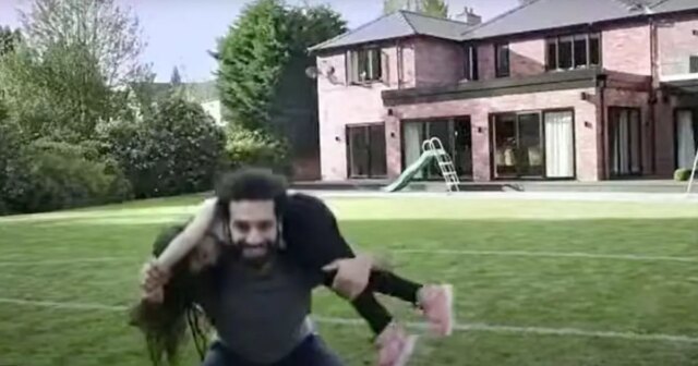 Vo vnútri úžasného domova Mohameda Salaha, ktorý pomohol presvedčiť legendu Mohamed Salah z Liverpoolu si po zápase Premier League medzi Liverpoolom a Brighton & Hove Albion na Anfielde 13. decembra 2025 potľapká odznak Liverpoolu po drese.