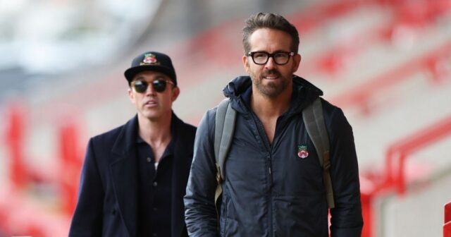Spolumajitelia Wrexhamu Rob Mac a Ryan Reynolds na Racecourse Ground
