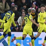 Archie Gray oslavuje gól za Tottenham