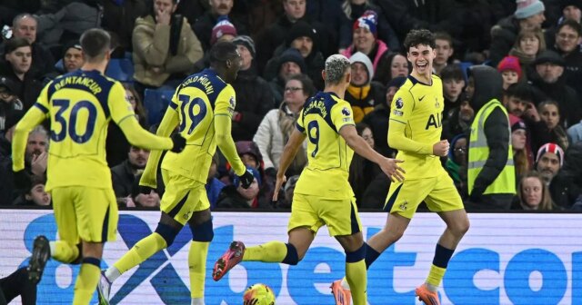 Archie Gray oslavuje gól za Tottenham