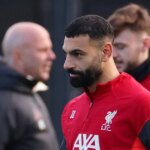 Mohamed Salah z Liverpoolu vyzerá ako Arne Slot, manažér Liverpoolu, ktorý je videný počas tréningu v Liverpoole v AXA Training Center 8. decembra 2025 v Kirkby v Anglicku.