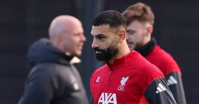 Mohamed Salah z Liverpoolu vyzerá ako Arne Slot, manažér Liverpoolu, ktorý je videný počas tréningu v Liverpoole v AXA Training Center 8. decembra 2025 v Kirkby v Anglicku. 
