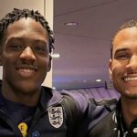 Nevlastný brat Kobbie Mainoo Jordan má na sebe tričko s nápisom „Free Kobbie Mainoo“