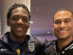 Všetko, čo vieme o slávnom bratovi Kobbie Mainoo po trojslovnom posolstve z Man Utd Nevlastný brat Kobbie Mainoo Jordan má na sebe tričko s nápisom „Free Kobbie Mainoo“