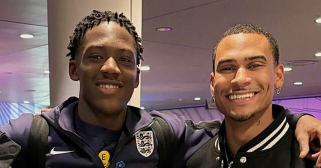 Nevlastný brat Kobbie Mainoo Jordan má na sebe tričko s nápisom „Free Kobbie Mainoo“