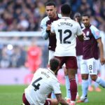 Morgan Rogers z Aston Villy reaguje na Bena Whitea z Arsenalu počas zápasu Premier League medzi Aston Villou a Arsenalom vo Villa Parku 6. decembra 2025 v Birminghame v Anglicku.