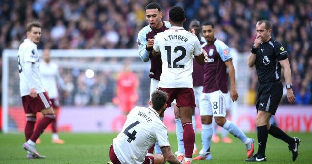 Vyčíňanie Davida Raya, kontroverzia Bena Whitea, bukanie Bukaya Saka – Morgan Rogers z Aston Villy reaguje na Bena Whitea z Arsenalu počas zápasu Premier League medzi Aston Villou a Arsenalom vo Villa Parku 6. decembra 2025 v Birminghame v Anglicku.