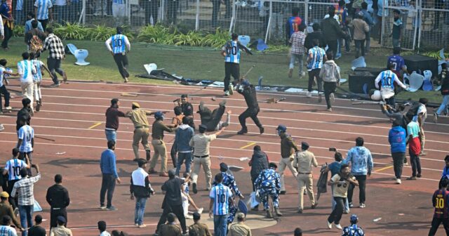 Výlet Lionela Messiho do Indie vyvoláva chaos, keď fanúšikovia spustia inváziu na ihrisko | Futbal | Šport
