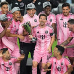 Lionel Messi z Interu Miami zdvihol Pohár majstrov Východnej konferencie MLS po víťazstve nad FC New York City, v sobotu 29. novembra 2025. (AP Photo/Rebecca Blackwell)