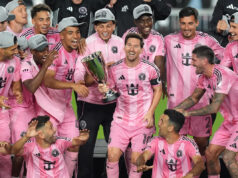 Vysnívaný pohár MLS: Lionel Messi a Thomas Müller sa opäť stretnú, 11 rokov po zápase na majstrovstvách sveta Lionel Messi z Interu Miami zdvihol Pohár majstrov Východnej konferencie MLS po víťazstve nad FC New York City, v sobotu 29. novembra 2025. (AP Photo/Rebecca Blackwell)