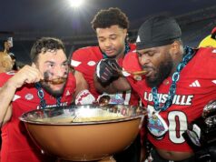 Vysokoškolský futbal: Louisville oslavuje víťazstvo obrovskou miskou pečených fazúľ Vysokoškolský futbal: Louisville oslavuje víťazstvo obrovskou miskou pečených fazúľ