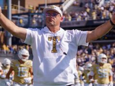 Vysokoškolský futbalový tréner tvrdí, že šport nebol nikdy lepší napriek kritike Vysokoškolský futbalový tréner tvrdí, že šport nebol nikdy lepší napriek kritike